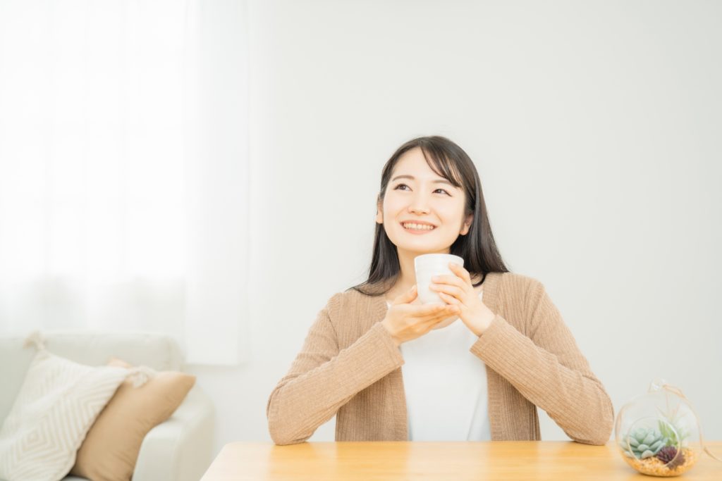 あたたかい部屋で快適に過ごす女性